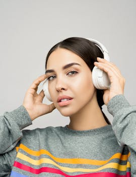 一位年轻女子戴着耳机在室内享受音乐的肖像