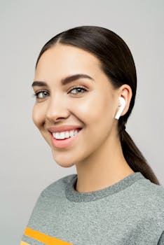 一位快乐的女子戴着无线耳机，在特写肖像中微笑着