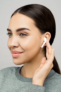 一位微笑的女人肖像，戴着无线耳机