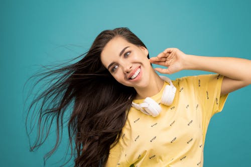 Foto Van Vrouw Draagt Geel Shirt