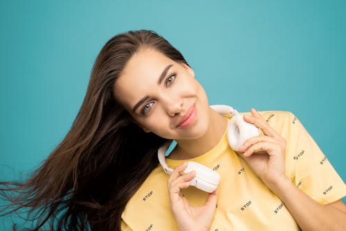 女人抱着耳机的特写照片