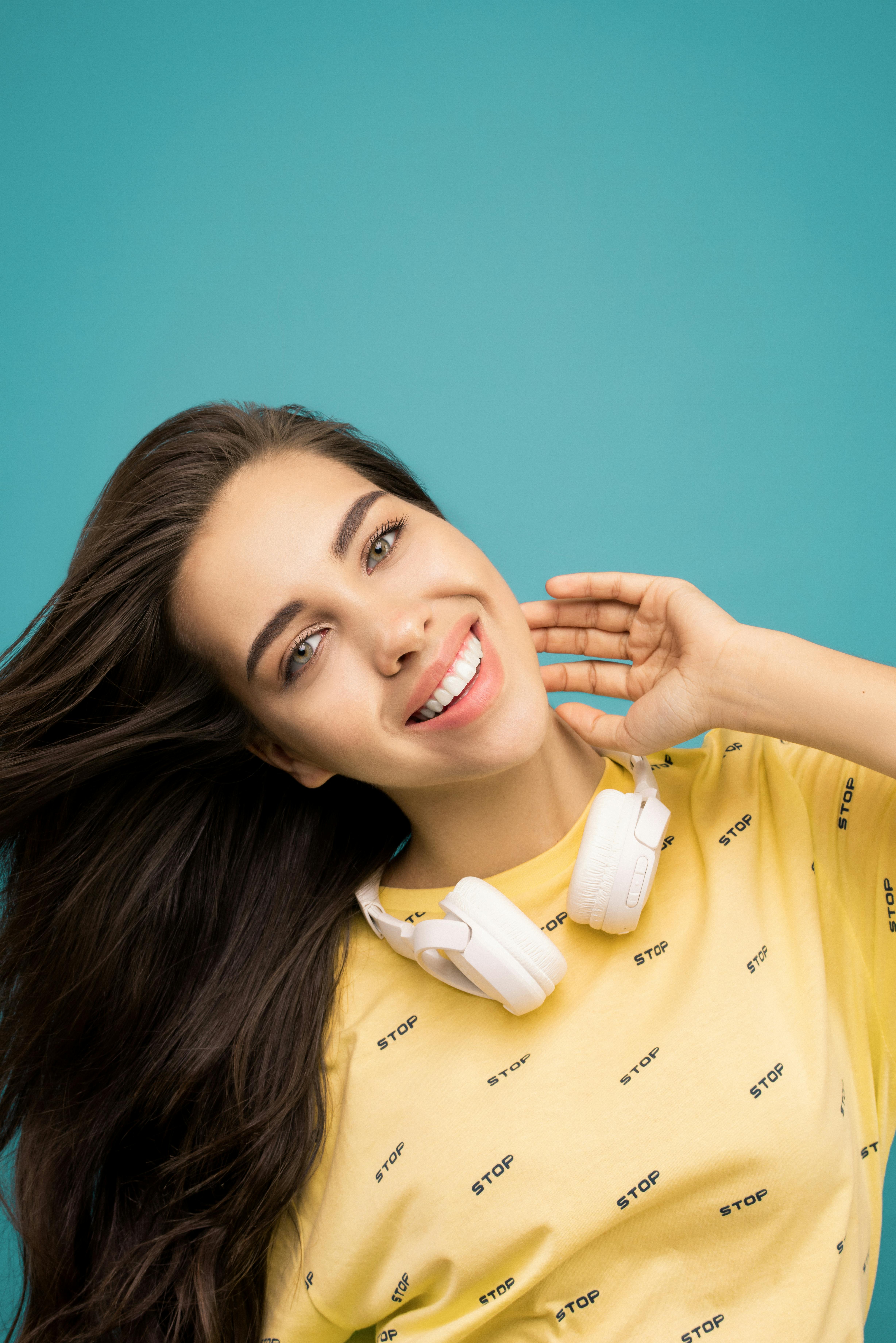 Kostenlos Porträtfoto Der Frau, Die Gelbes Hemd Trägt Stock-Foto