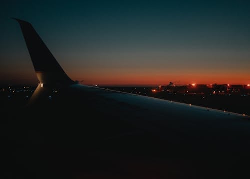 Foto d'estoc gratuïta de aeroport, ala, alba