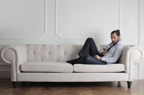 Foto De Homem Sentado No Sofá