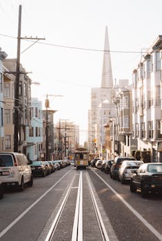 旧金山街景优美，有标志性的泛美金字塔和电车