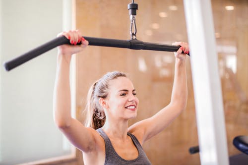 Photo De Femme à L'aide D'équipement De Gym