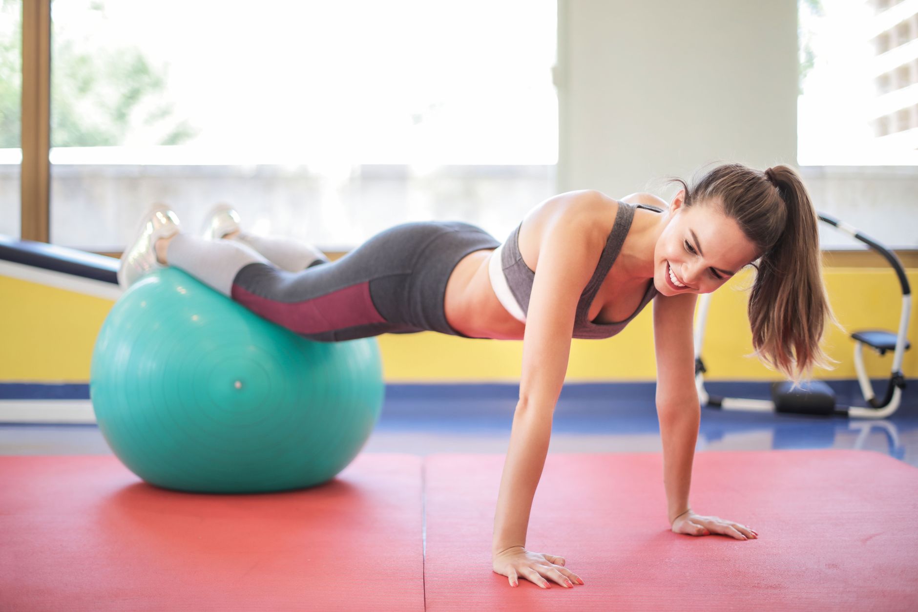 How to Do the Ab Wheel workout technique step by step