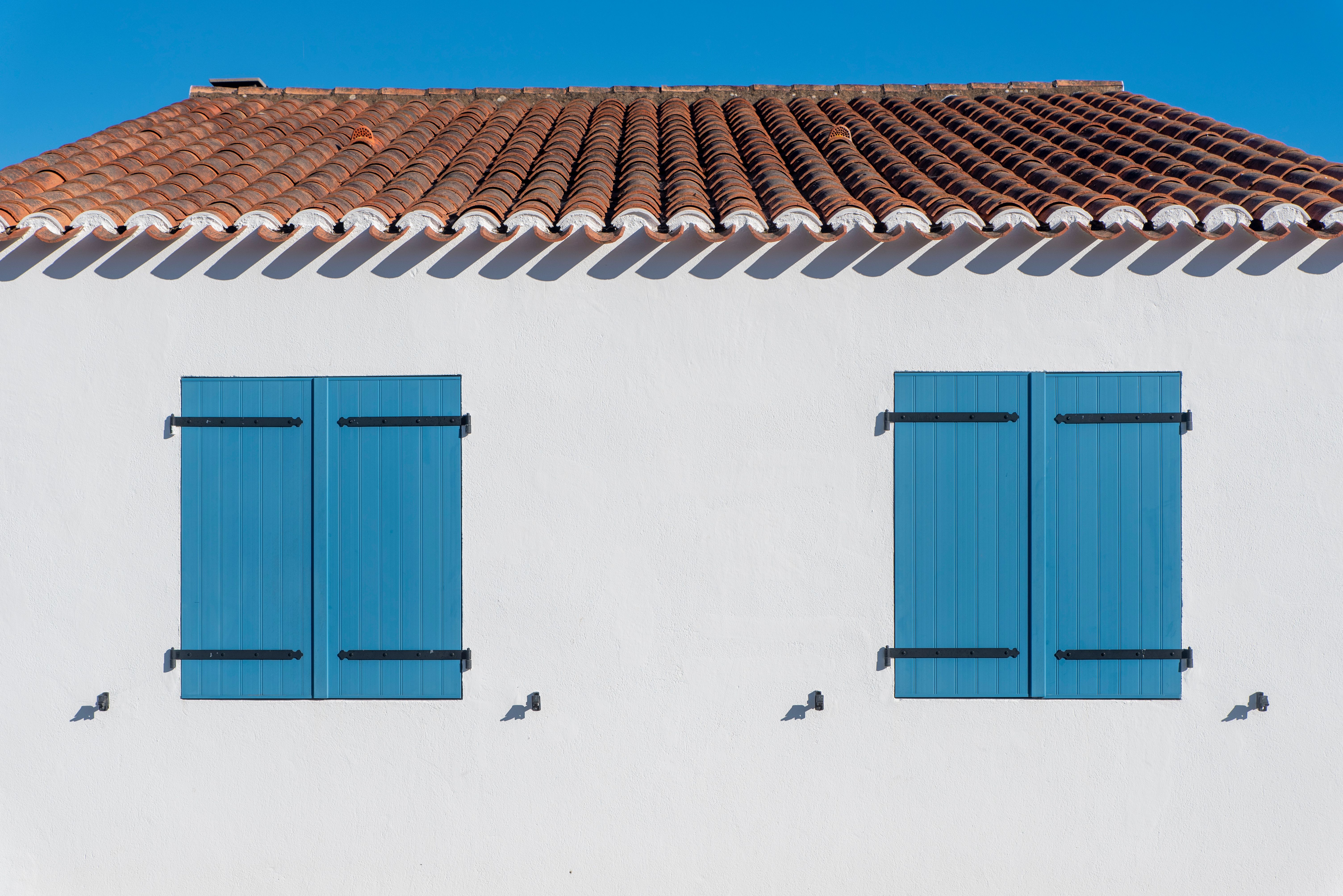 Exterior Painting in Havering-atte-Bower — clean edges cut in around trim and sockets