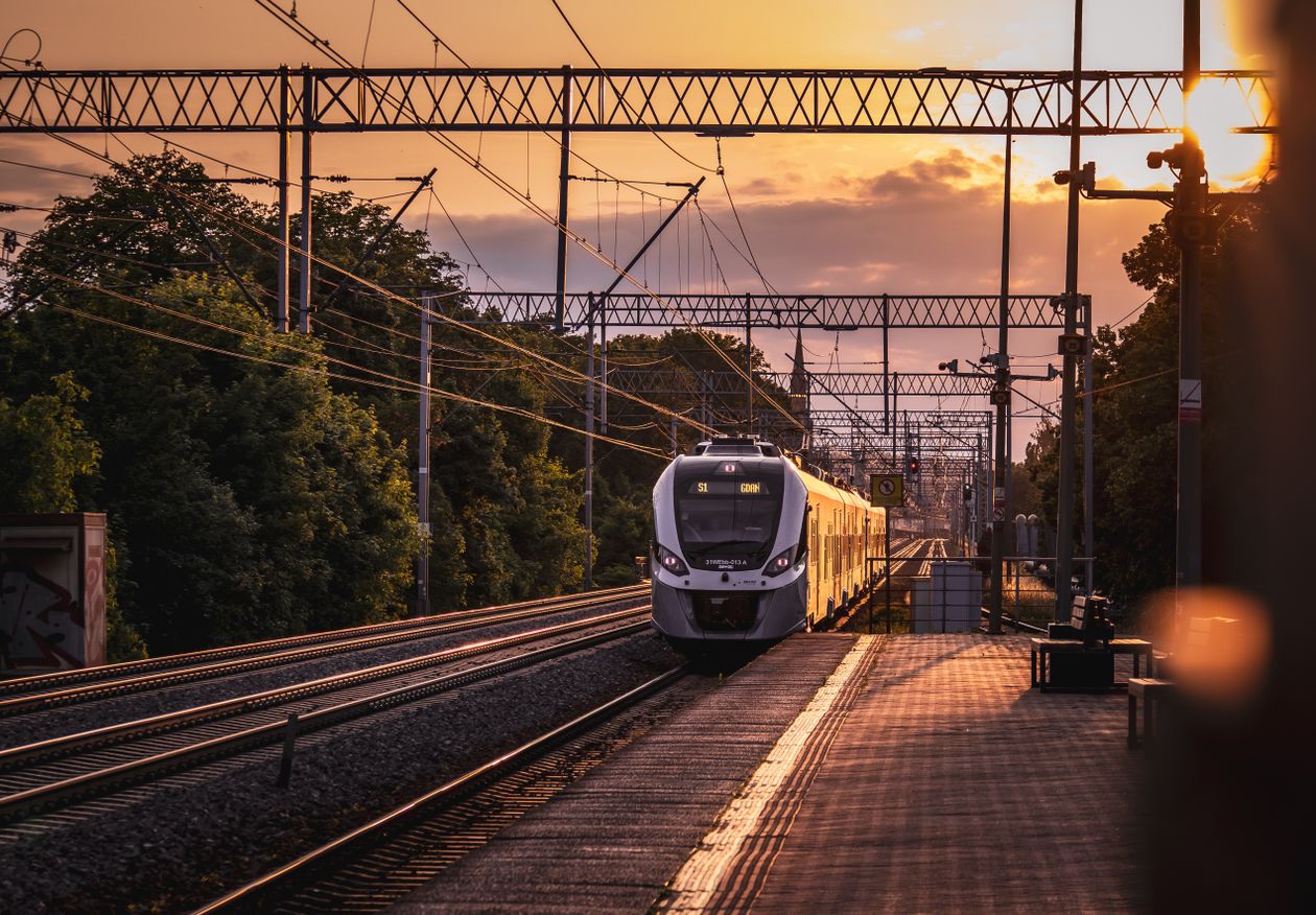 Cazare în Gdańsk: tren local într-o stație din Gdańsk, la apus