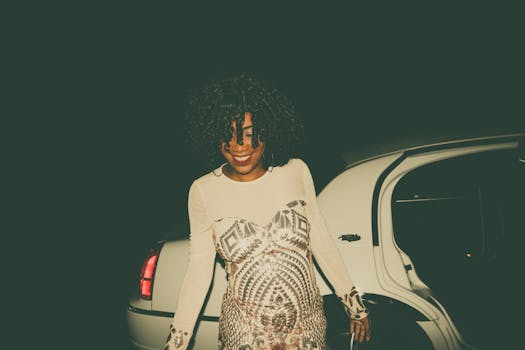 一位卷发的时尚女人在夜晚的车前微笑，散发着自信与优雅