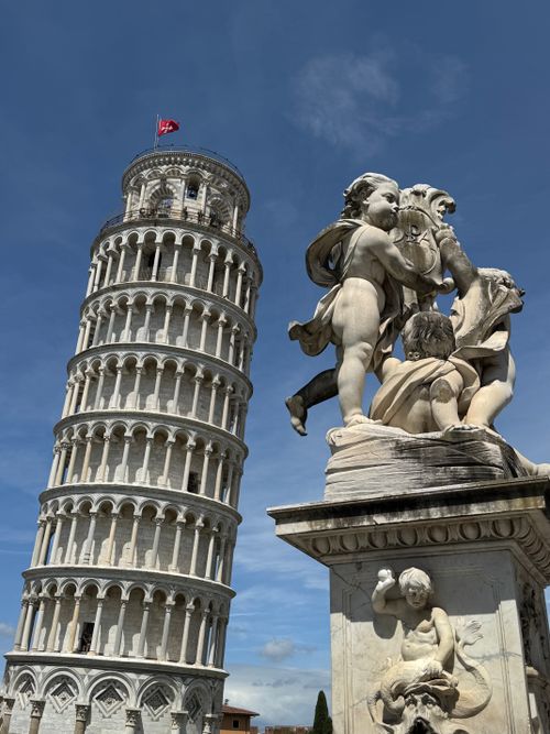 Free Iconic Leaning Tower of Pisa with classic sculptures under a vibrant sky. Stock Photo