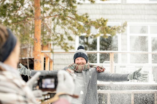 Hombre Jugando Con Nieve