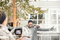 成年人在户外赏雪，笑声中捕捉到冬天的乐趣和幸福