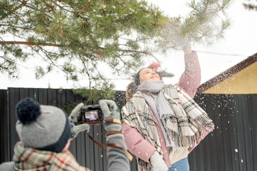 雪で遊ぶ女性