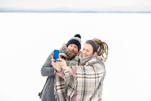 Pria Dan Wanita Mengambil Selfie Bersama