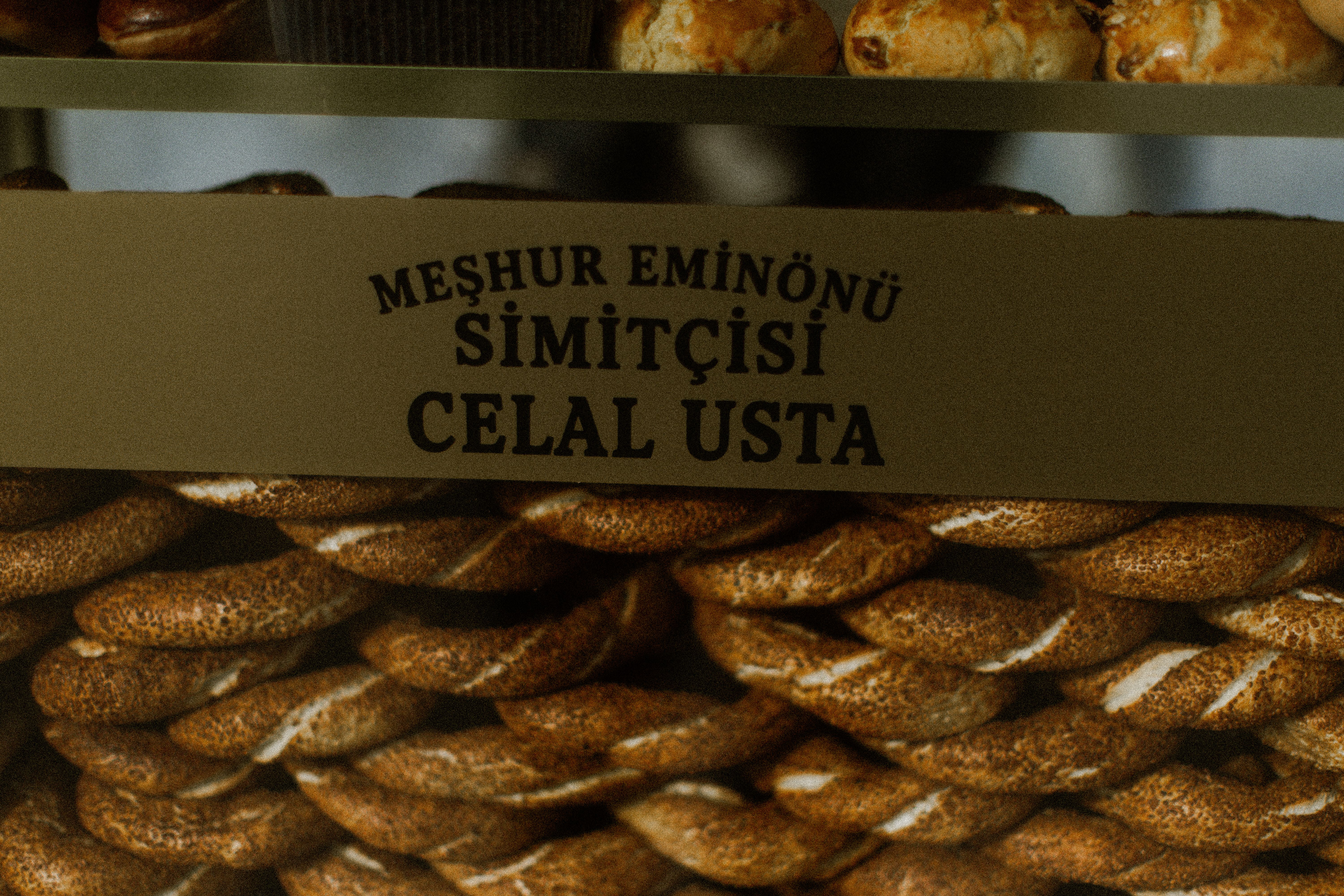 Close-up of freshly baked simit at Meşhur Eminönü Simitçisi, a famous stall in Istanbul.