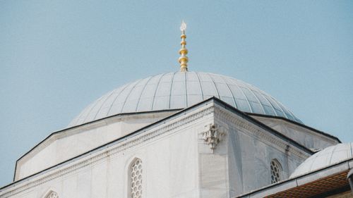 Free Close-up of an Ottoman-style mosque dome with ornate detailing, captured in İstanbul, Türkiye. Stock Photo
