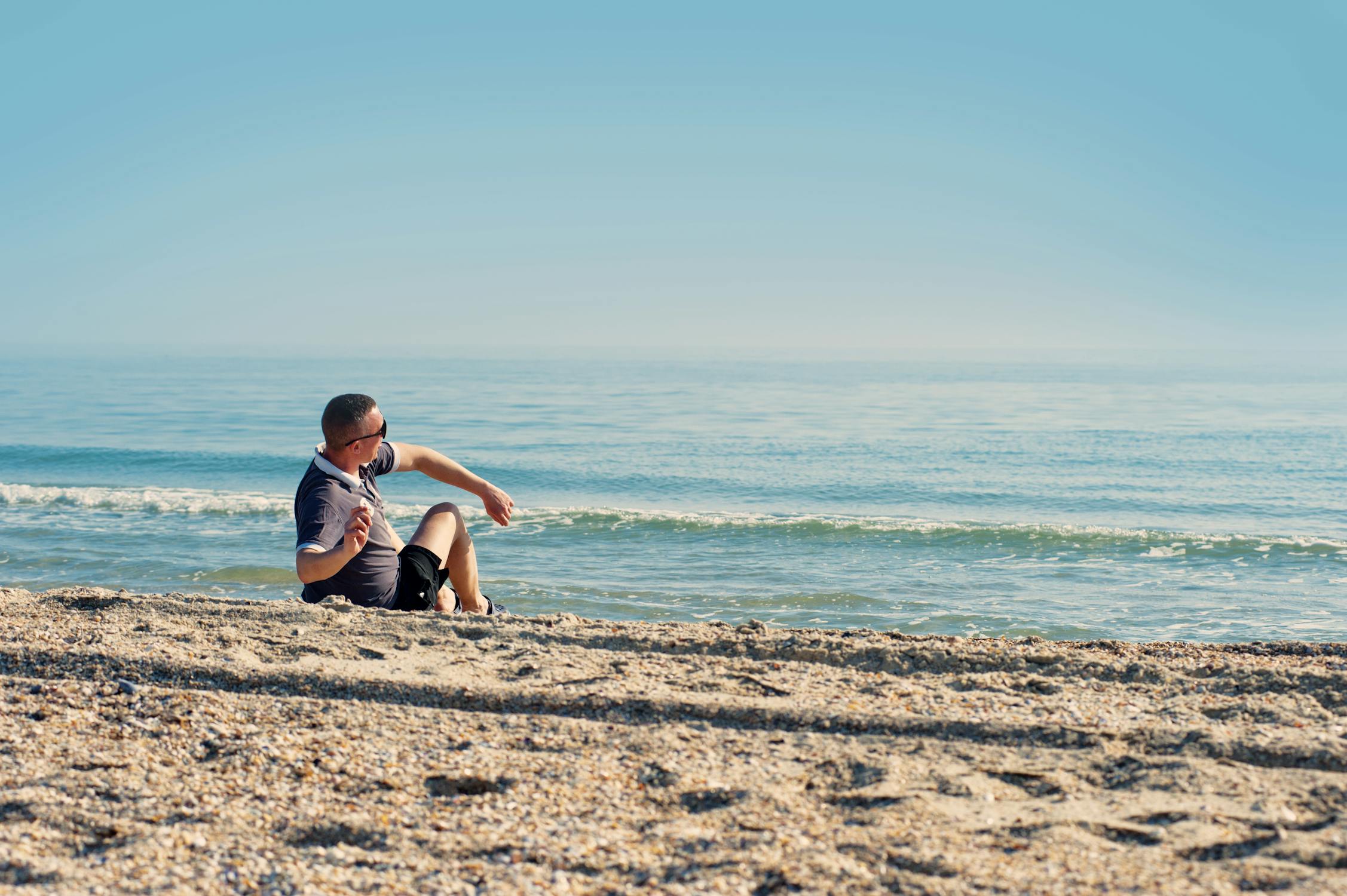 坐在海边的女人 · 免费素材图片