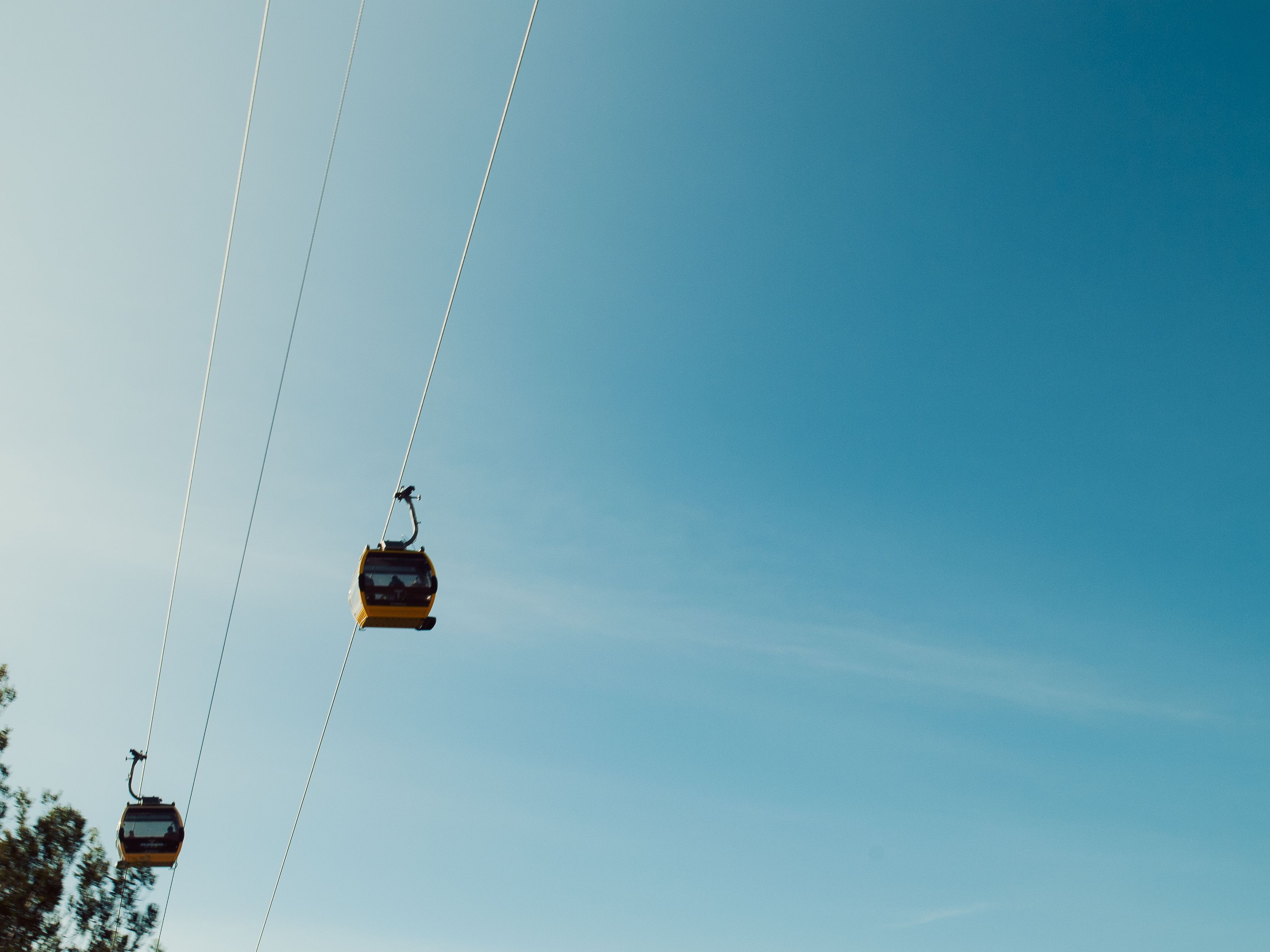 Cabinas amarillas de Mi Teleférico suspendidas contra un cielo azul despejado en La Paz, Bolivia