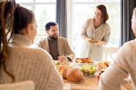 一个快乐的家庭在明亮现代的餐厅里享用着休闲的自制餐点