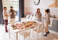 和朋友一起在舒适的室内享用早餐，有各种食物和橙汁