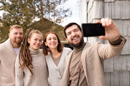 Persone Che Sorridono Per Una Foto