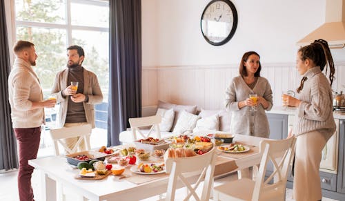 Pessoas Em Pé Perto Da Mesa De Jantar