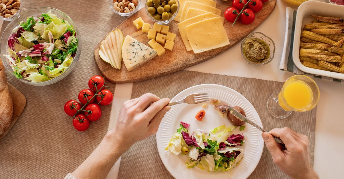 Γιατί ιδρώνω κάτω από τα μάτια όταν τρώω έντονα τυριά ή γαλακτοκομικά;