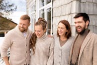 四个朋友在冬日户外舒适地欢笑、亲密