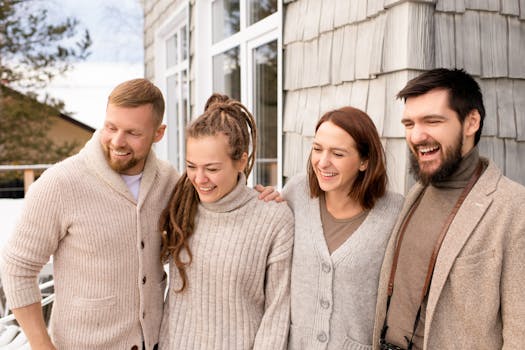 四个朋友在冬日户外舒适地欢笑、亲密