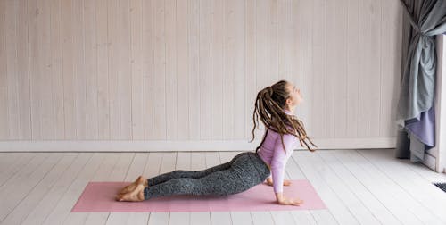 Foto De Mujer Tendida Sobre Una Estera De Yoga