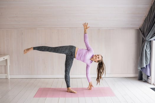 一名女子优雅地在室内的粉色垫子上练习瑜伽，保持着平衡
