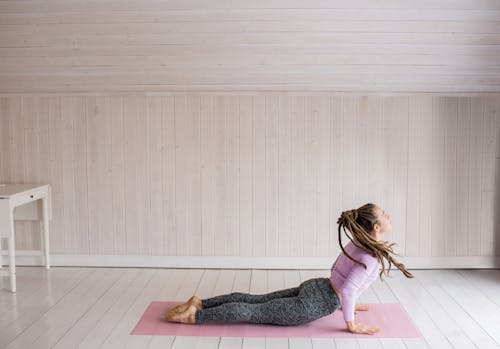 Foto Der Frau, Die Auf Yoga Matte Legt