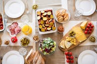 一张精美布置的餐桌，摆满各式菜肴，非常适合美食用餐体验