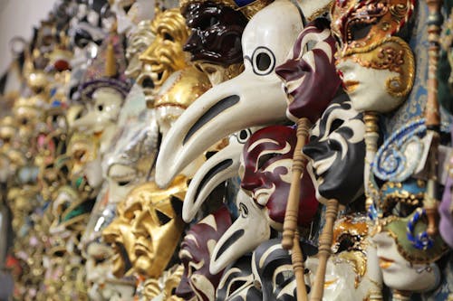 Традиционные венецианские маски для продажи в ларьке