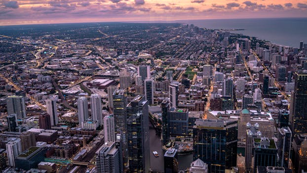 芝加哥城市景观中令人叹为观止的空中天际线，在黄昏时分与戏剧性的云层交相辉映