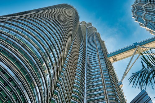 Mavi Gökyüzü Altındaki Petronas İkiz Kulelerinin Düşük Açılı Fotoğrafı