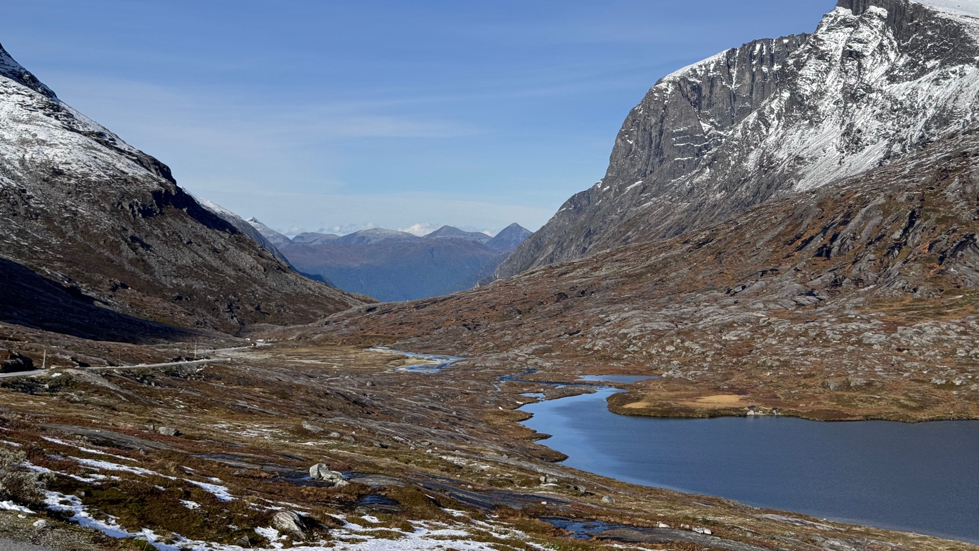 Kystvej mellem øer og fjelde