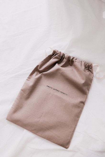 Minimalist linen reusable bag, photo by La Miko on Pexels
