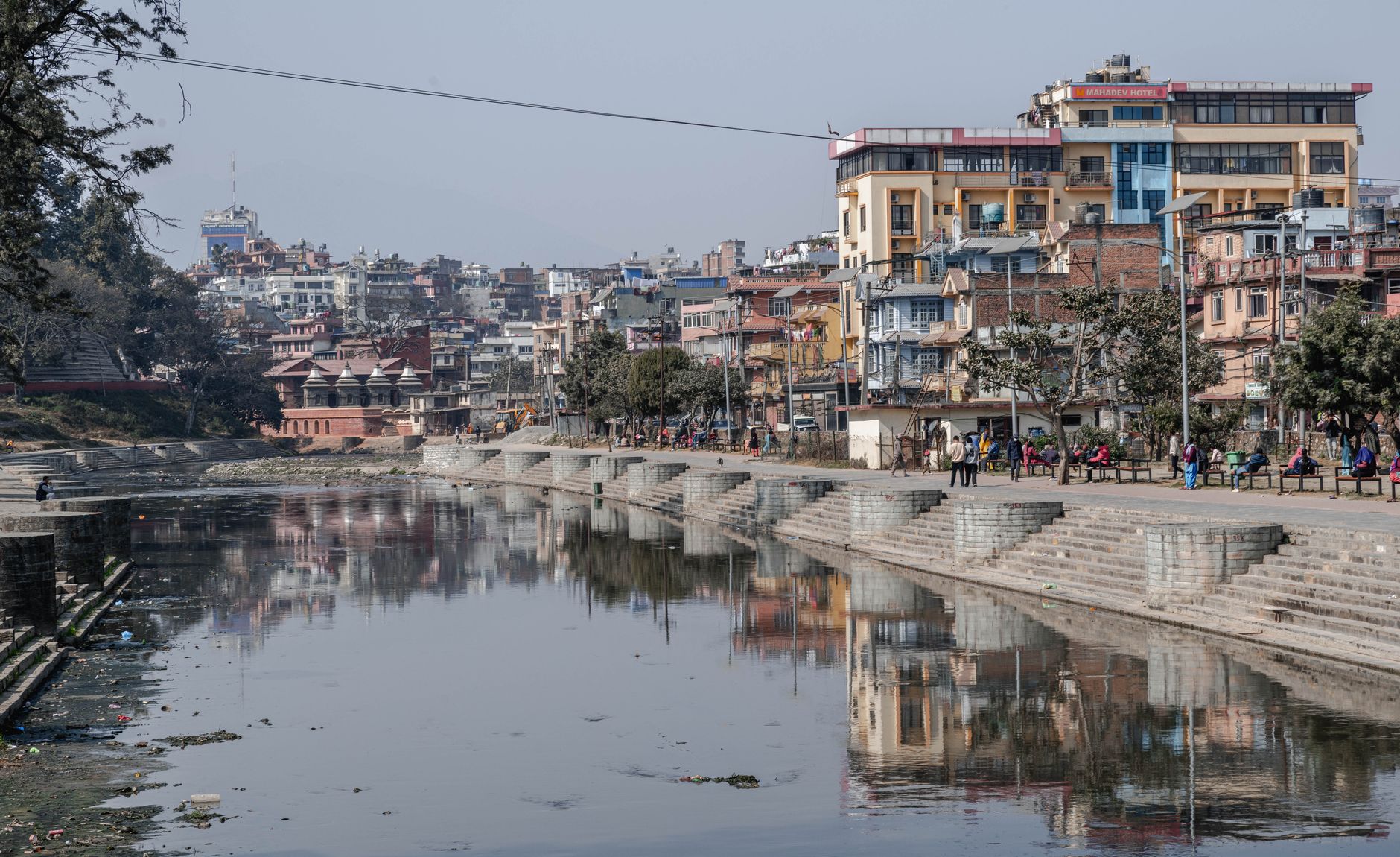 Dry riverbed urban area — Jornal Metro