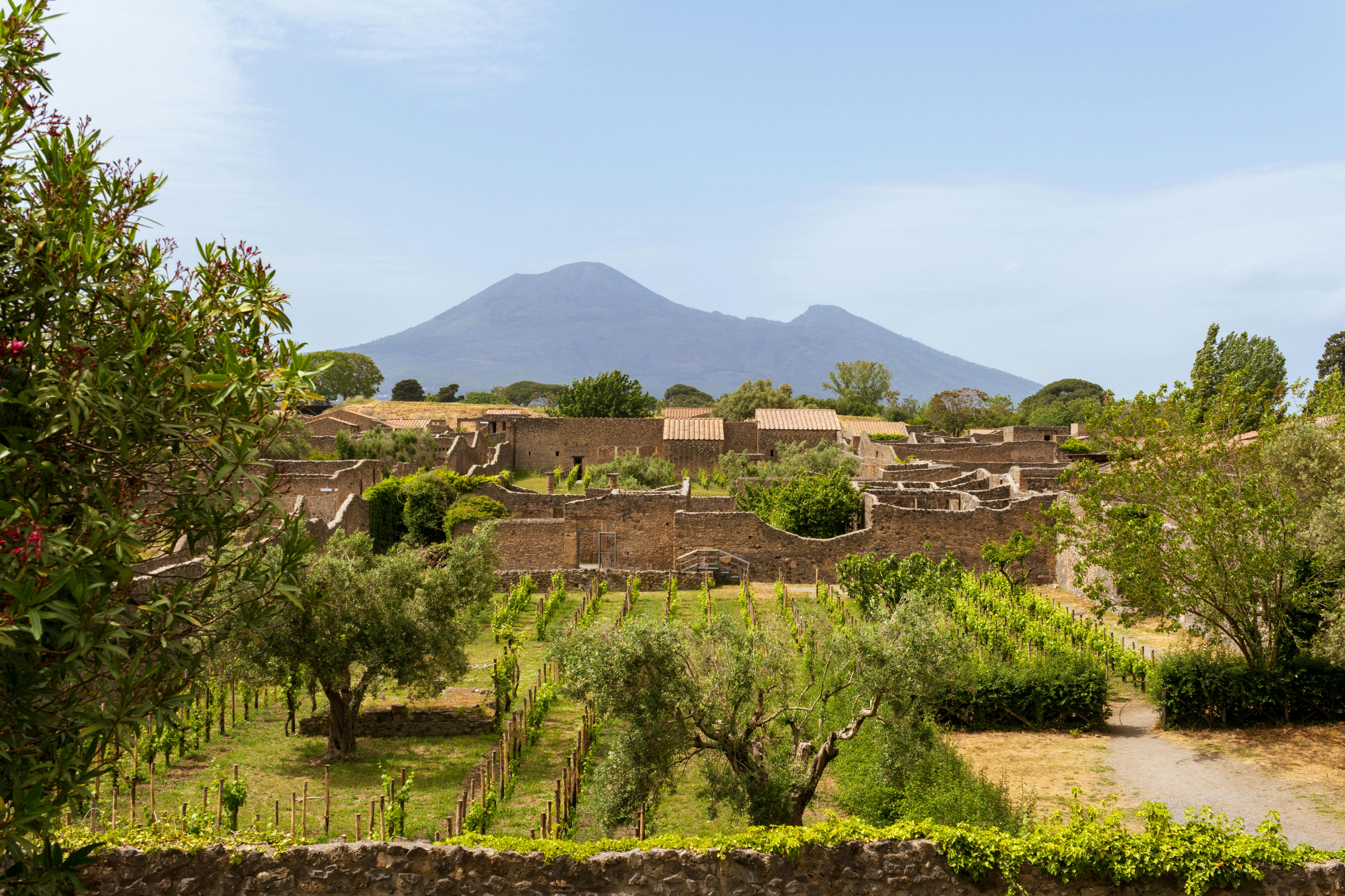 Pompeii és nápolyi pizza: tökéletes olasz napkirándulás – Pompeii ancient ruins with Mount Vesuvius background