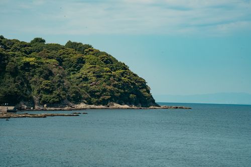 Free A serene coastal landscape of Fujisawa, Japan, with lush greenery and clear blue waters. Stock Photo