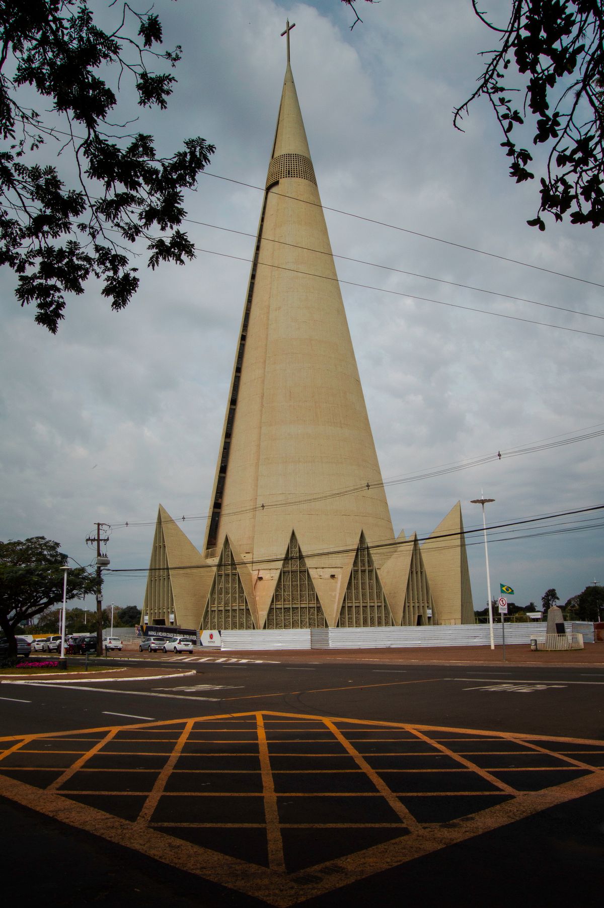 Catedral de Maringá com sua arquitetura cônica moderna em concreto