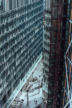 鸟瞰城市中时尚的现代摩天大楼，下方有人群