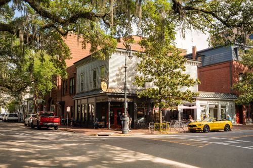 Free A cozy coffee shop in downtown Savannah, Georgia, surrounded by live oaks and Spanish moss. Stock Photo