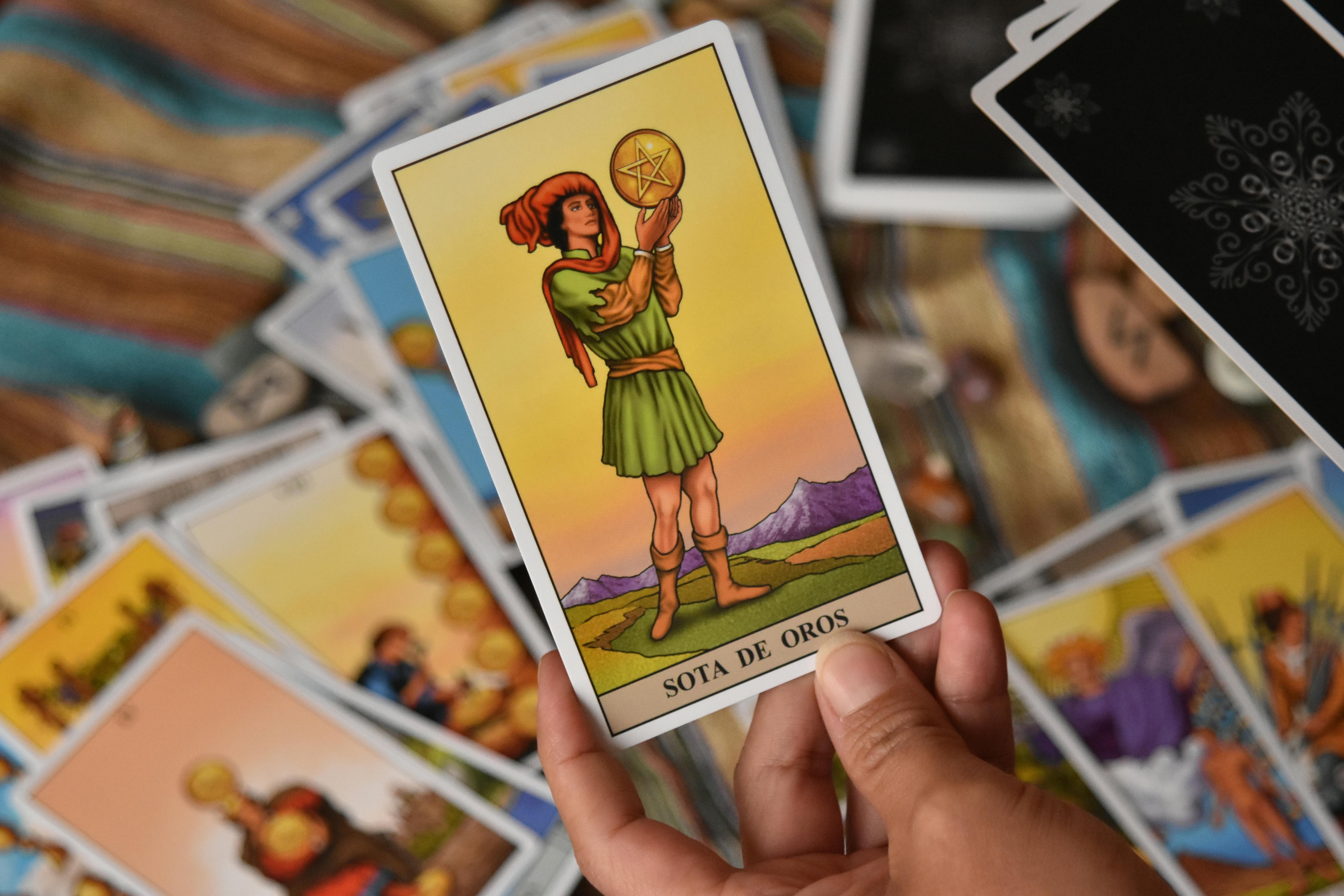 Best Tarot Deck for Family Men in Madrid? My Honest Review of the Vivid Rider-Waite Cards