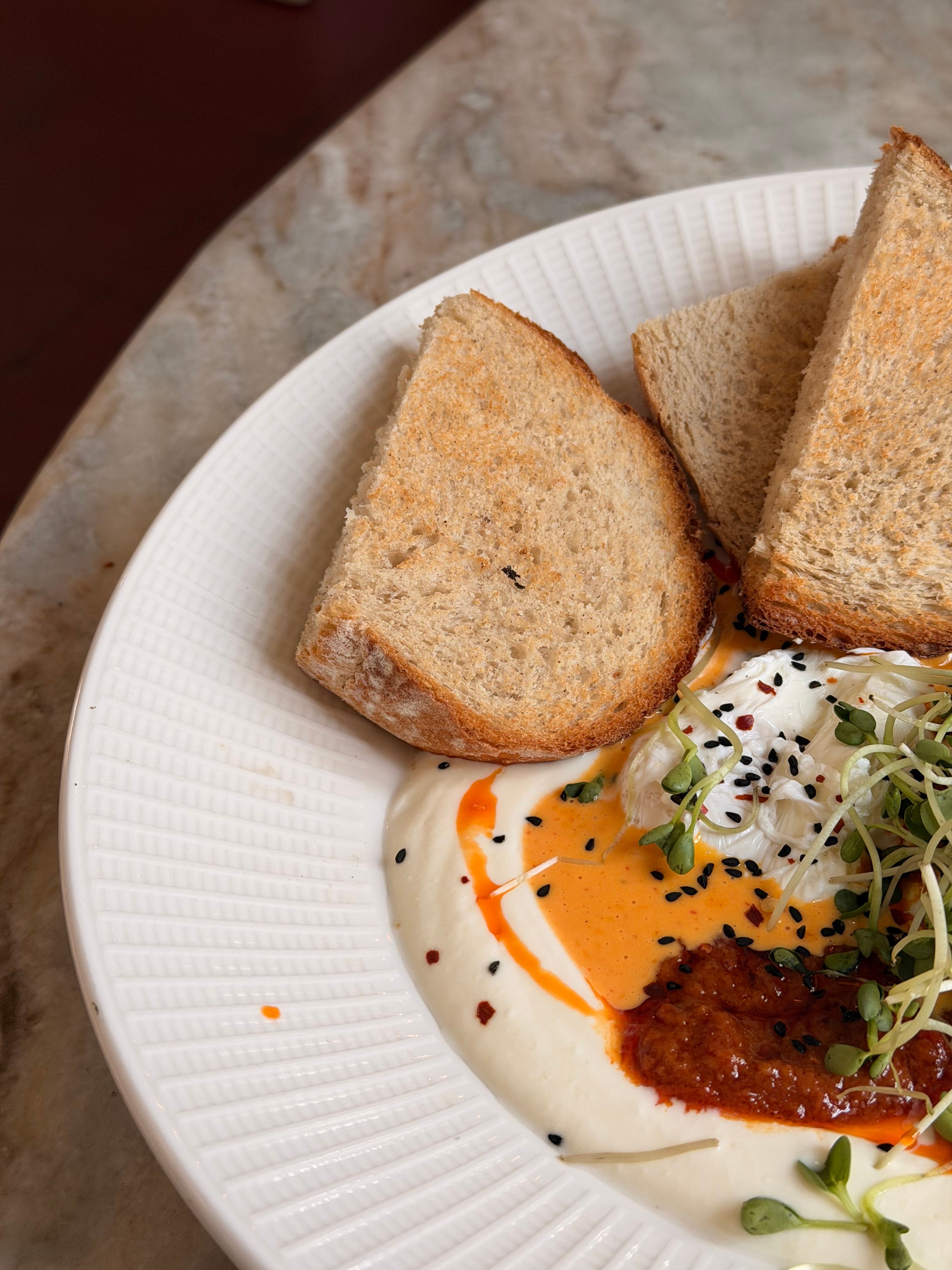 Gratis Un'appetitosa colazione indiana con pane tostato e salse cremose speziate, perfetta per un'avventura culinaria. Foto a disposizione