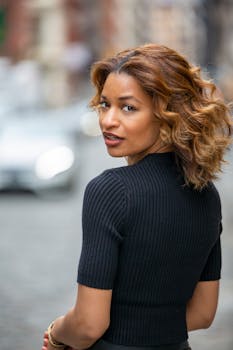 一位年轻女子回首望向纽约城市背景的肖像