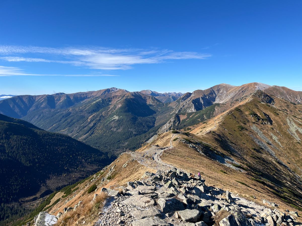 Culme cu poteca pe muchie, in Tatra Occidentala