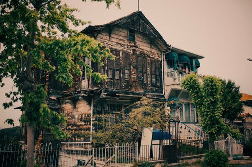 Free A picturesque vintage house surrounded by lush greenery in Heybeliada, Istanbul. Stock Photo
